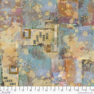 Peut inclure: Tissu abstrait avec un collage de textures et de couleurs. Le motif présente des formes rectangulaires et carrées dans des tons de bleu, de marron et de jaune, avec des éclaboussures et des éléments de texte. Le texte dit "ONE LAYER AWAY FROM MAGIC".