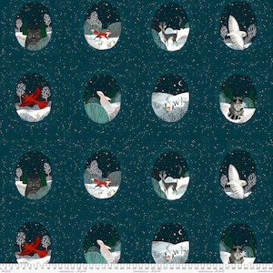 Peut inclure: Un motif répétitif sur fond bleu canard foncé, présentant des vignettes ovales de scènes hivernales. Chaque vignette contient un animal de la forêt différent, comme un renard, un hibou, un cerf et un raton laveur, dans un paysage enneigé. Le motif comprend une règle en bas.
