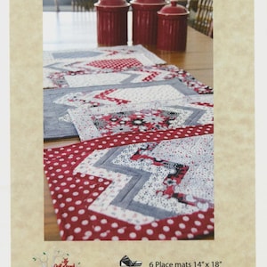 Può includere: Set di tovagliette ZigZag con motivi rossi e bianchi. Le tovagliette misurano 35,56 cm x 45,72 cm e sono realizzate con 6 mezze yarde. L'immagine mostra anche tre barattoli rossi. Il testo recita "Six Halves Make a Whole" e "The Quilt Branch".