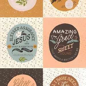 Puede incluir: Una colección de seis impresiones artísticas circulares con citas inspiradoras e ilustraciones florales. Las impresiones presentan frases como "Great Thou Art" y "Amazing Grace" en varias fuentes y colores, sobre fondos estampados.