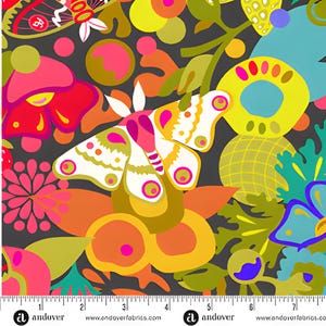 Pode incluir: Um design de tecido colorido com uma grande mariposa com asas brancas e amarelas, sobre um fundo cinza escuro. O design inclui flores, folhas e outras formas orgânicas em tons de rosa, laranja, amarelo e azul. O tecido tem um padrão repetitivo.