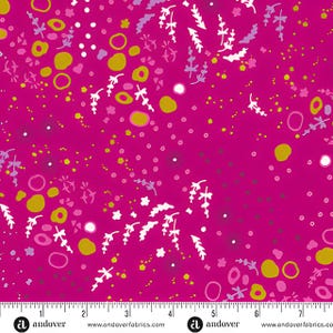 以下が含まれることがあります： 鮮やかなマゼンタ色の生地で、抽象的な花柄と幾何学模様が繰り返されています。 白、黄色、紫の要素がデザインに含まれており、活気のあるテキスタイルを作り出しています。 生地には測定用の定規が付いています。