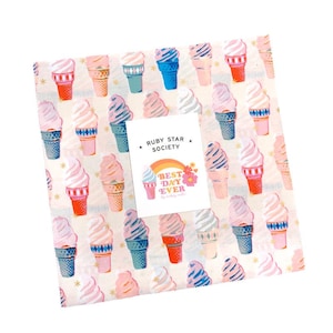 Puede incluir: Una tela blanca con un patrón repetido de conos de helado en varios colores. La tela tiene una etiqueta que dice "Ruby Star Society" y "Best Day Ever".