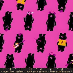 Pode incluir: Um tecido rosa vibrante com um padrão repetido de ilustrações de ursos pretos. Alguns ursos estão em pé, outros de cabeça para baixo, e alguns tocam instrumentos musicais ou usam fones de ouvido. O texto "RUBY STAR SOCIETY" está na parte inferior.