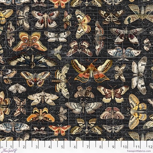 Puede incluir: Una tela oscura con un patrón repetido de polillas vintage en varios tamaños y colores, incluyendo marrón, naranja y crema. El diseño incluye líneas de cuadrícula tenues y texto, con medidas en pulgadas en la parte inferior.