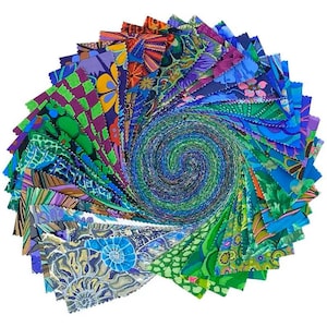 Op de afbeelding: Een rol met 40 stoffen vierkanten in verschillende blauwe, groene en paarse bloemenpatronen. De vierkanten zijn spiraalsgewijs gerangschikt.