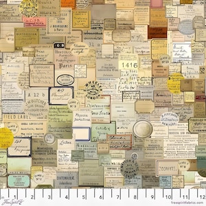 Peut inclure: Un tissu imprimé présentant un collage d'étiquettes de style ancien, de fiches de spécimens et de notes manuscrites dans des tons beige, crème et neutres. Le motif inclut des textes comme Field Label, Histology et divers noms scientifiques.