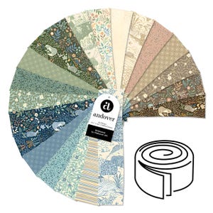 Puede incluir: Abanico de tiras de tela Andover Wildwood en tonos azules, verdes y beige. La tela presenta estampados florales y de animales. La etiqueta dice "Andover" y "Wildwood by Makower UK".