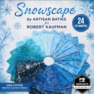 Może przedstawiać: Kolekcja 24 ćwiartek tkaniny pikowanej ze 100% bawełny od Artisan Batiks dla Robert Kaufman, zatytułowana Snowscape. Kwadraty materiału są ułożone w okrągły wachlarz, prezentując różne odcienie niebieskiego z wzorami płatków śniegu.