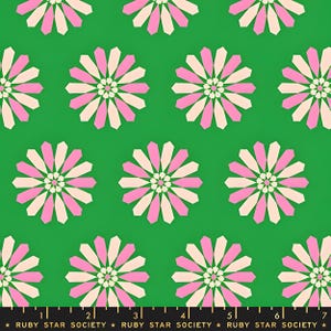 Peut inclure: Ensemble de trois mugs en céramique avec une finition mate et mouchetée. Les mugs sont de couleur crème, gris clair et gris foncé. Chaque mug a un design simple et minimaliste et une anse arrondie. Les mugs sont empilés.