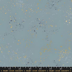 Puede incluir: Tela azul claro con motas doradas, grises y blancas. La parte inferior de la imagen muestra una regla y el texto "RUBY STAR SOCIETY".