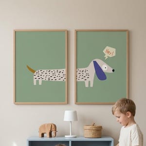Puede incluir: Dos láminas enmarcadas con perros salchicha de dibujos animados sobre un fondo verde. Una dice "¡Hey!" en un bocadillo. También se ven un mueble azul, una lámpara y un elefante de madera.