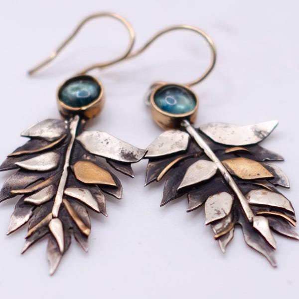 Boucles d'oreilles en feuille de cyanite faites main : bijoux botaniques en argent sterling et laiton