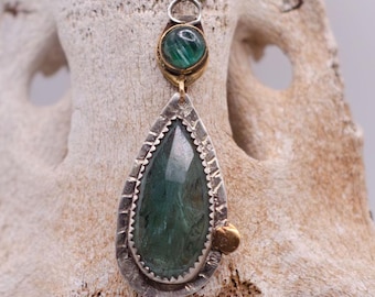 Pendentif fait main en argent sterling et en laiton avec cyanite - Pièce unique