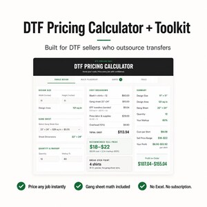 Könnte beinhalten: Eine digitale DTF Pricing Calculator + Toolkit-Oberfläche, die für DTF-Verkäufer entwickelt wurde. Der Rechner zeigt Kostenaufschlüsselungen, Designgröße und empfohlene Verkaufspreise an. Die Oberfläche enthält den Text: "Price any job instantly", "Gang sheet math included" und "No Excel. No subscription."