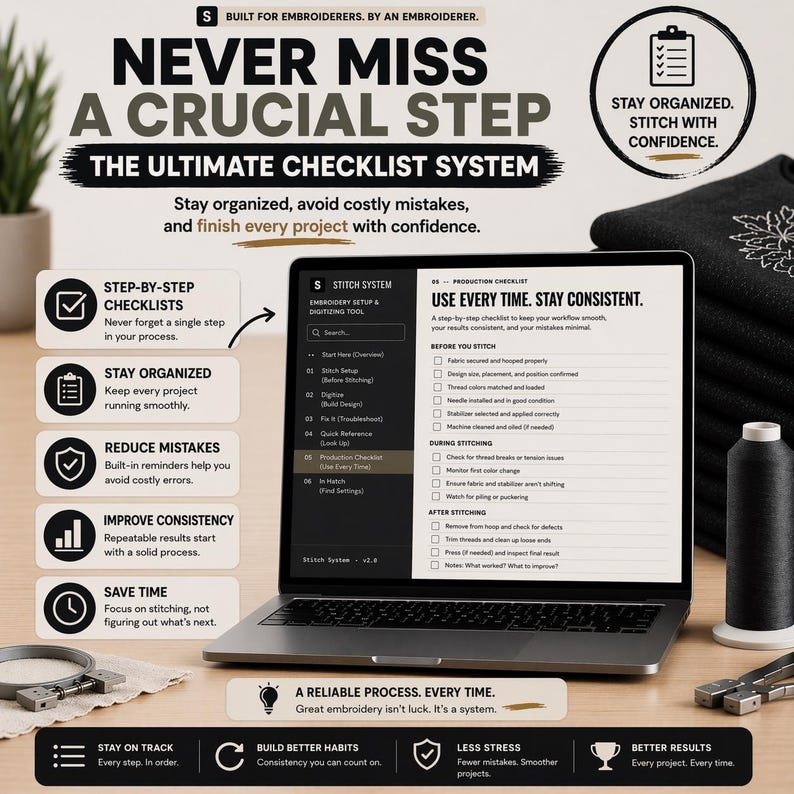 K&ouml;nnte beinhalten: Ein Laptop zeigt eine Stick-Checkliste mit dem Text &bdquo;Verpassen Sie niemals einen entscheidenden Schritt&ldquo;. Das Bild enth&auml;lt eine schwarze Garnspule, Stickwerkzeuge und einen Stapel schwarzen Stoffes. Der Text betont Organisation und Fehlervermeidung.