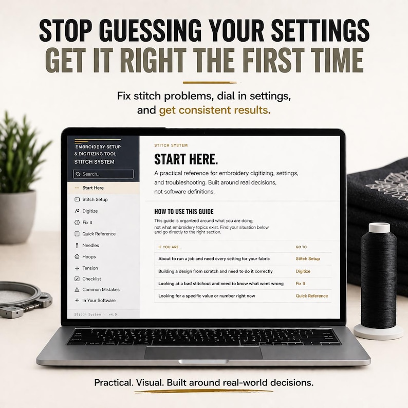 K&ouml;nnte beinhalten: Ein Laptop zeigt eine Stickanleitung mit dem Titel &bdquo;START HERE&ldquo; mit Anweisungen zum Digitalisieren und zu Einstellungen. Eine schwarze Garnspule und Stickrahmen sind ebenfalls sichtbar. Der Text lautet &bdquo;H&ouml;ren Sie auf, Ihre Einstellungen zu erraten&ldquo;.