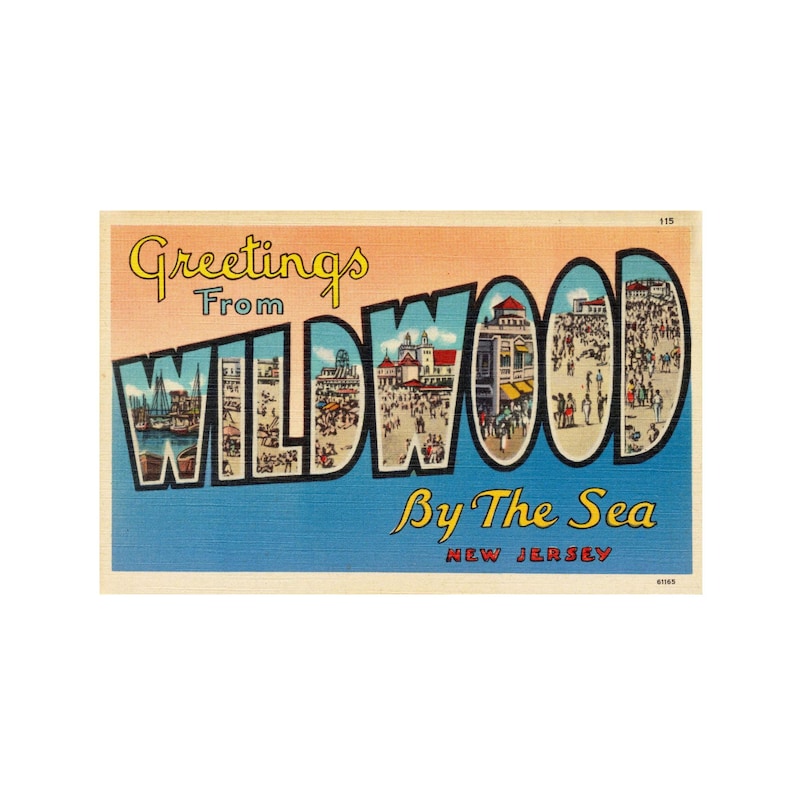 Puede incluir: Una postal vintage con una ilustraci&oacute;n colorida de la palabra "Wildwood" con im&aacute;genes del paseo mar&iacute;timo y la playa. El texto "Greetings from Wildwood By The Sea New Jersey" est&aacute; impreso en la postal.