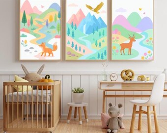 Könnte beinhalten: Drei gerahmte Kunstdrucke mit Naturmotiven. Jeder Druck zeigt eine farbenfrohe Landschaft mit Bergen, Bäumen und einem Fluss. Ein Druck zeigt einen Fuchs, ein anderer einen Adler und der dritte ein Reh. Die Drucke werden über einem Kinderbett und einem Schreibtisch ausgestellt.