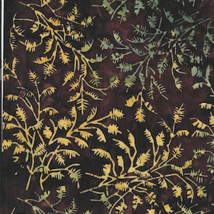 Puede incluir: Una tela con un patrón repetido de hojas y ramas estilizadas en tonos amarillos y verdes sobre un fondo marrón oscuro. El diseño tiene una apariencia similar al batik, con una sensación texturizada y orgánica.