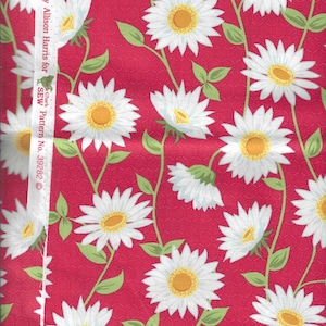 Op de afbeelding: Rode stof met een wit madeliefjespatroon. De madeliefjes hebben gele centra en groene stelen. De stof heeft een textuur.