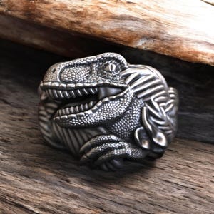 Velociraptor 925 Sterling Silver Ring - Dinosaur Jewelry, Fierce Raptor Design, Unisex Handmade Statement Ring, Prehistoric Fossil Style