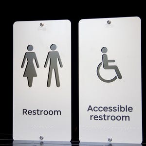 Letrero para baño para todos los géneros con braille: Placa de baño accesible según la ADA
