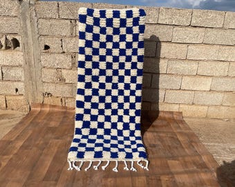 Alfombra marroquí de lana a cuadros hecha a mano: azul y blanca