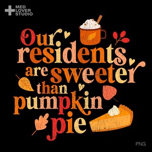 Może przedstawiać: Grafika na czarnym tle z napisem "Nasi mieszkańcy są słodsi niż szarlotka z dyni". Projekt zawiera pumpkin spice latte, kawałek szarlotki z dyni i jesienne liście w kolorze pomarańczowym i żółtym.