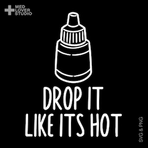 Może przedstawiać: Biała grafika liniowa butelki z kroplami do oczu z tekstem "DROP IT LIKE ITS HOT" pogrubioną czcionką bezszeryfową. Obraz jest na czarnym tle. Logo Med Lover Studio znajduje się w lewym górnym rogu.