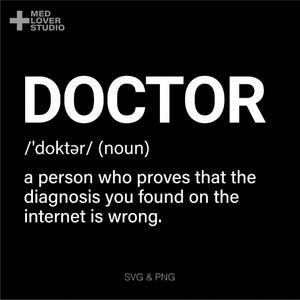 Könnte beinhalten: Ein schwarz-weißes Grafikdesign mit dem Wort "DOCTOR" in großen weißen Buchstaben. Die Definition des Wortes ist in weißem Text gegeben:  "/'doktər/ (Substantiv) eine Person, die beweist, dass die Diagnose, die Sie im Internet gefunden haben, falsch ist." Der Text "MED LOVER STUDIO" befindet sich in der oberen linken Ecke des Bildes.