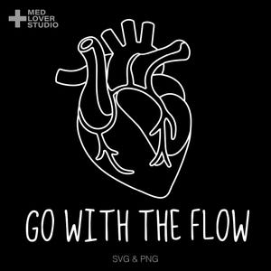 Può includere: Un disegno a tratto bianco di un cuore umano su sfondo nero. Le parole "GO WITH THE FLOW" sono scritte in corsivo bianco sotto il cuore. Il testo "SVG & PNG" è in basso. Il logo Med Lover Studio si trova nell'angolo in alto a sinistra.