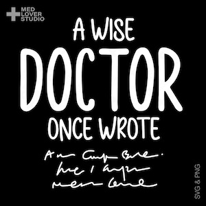 Peut inclure: Graphisme noir avec texte blanc : « A WISE DOCTOR ONCE WROTE ». Le texte est en gras, sans empattement. En dessous, un script manuscrit. Le logo Med Lover Studio est en haut à gauche.