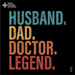 Pode incluir: Um gráfico de estilo vintage com o texto "Husband. Dad. Doctor. Legend." em uma fonte desgastada com um degradê de cores do azul para o laranja.