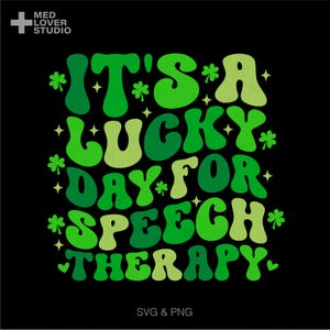 Op de afbeelding: Groene en witte afbeelding met de tekst "It's a Lucky Day for Speech Therapy" in een retro-lettertype. De afbeelding bevat klavertjesvier designs.