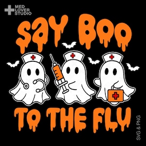Könnte beinhalten: Schwarze Grafik mit orangefarbenem Text und weißen Geisterkrankenschwestern. Der Text lautet "Say Boo To The Flu". Ein Geist hat ein Stethoskop, einer hält eine Spritze und einer trägt eine Arzttasche. Fledermäuse sind ebenfalls enthalten.