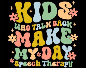 Può includere: Un design grafico colorato con il testo "KIDS WHO TALK BACK MAKE MY DAY" in uno stile di font retrò. Il testo è circondato da fiori e stelle. Il testo "Speech Therapy" è nella parte inferiore del design.