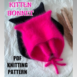Puede incluir: Un gorro de gatito rosa intenso con puntas en forma de orejas, superpuesto a un gorro negro. Los gorros están hechos de un material difuso. La imagen incluye el texto "Kitten Bonnet" y "PDF Knitting Pattern".