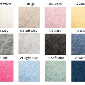 K&ouml;nnte beinhalten: Eine Farbkarte mit Garnmustern in verschiedenen Farbt&ouml;nen. Die Muster umfassen Off-White, Beige, Pfirsich, Vanille, Grau, Hellgrau, Schwarz, Jeans, Pink, Hellblau, Soft Mint und Marine. Jedes Muster ist mit einer Nummer und einem Farbnamen versehen.