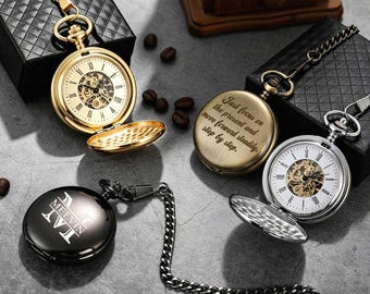 Op de afbeelding: Drie zakhorloges met kettingen. Een goudkleurig horloge toont een skeletwijzerplaat met Romeinse cijfers. Een bronskleurig horloge bevat de gegraveerde tekst 'Just focus on the present and move forward steadily, step by step.' Een zwart horloge toont de naam 'MELVIN'.
