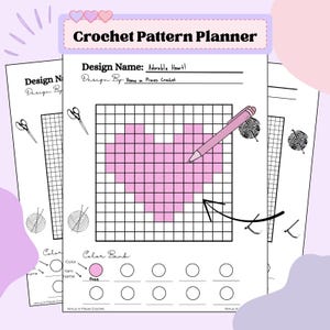 Könnte beinhalten: Ein Häkelmusterplaner mit dem Titel "Crochet Pattern Planner" und dem Designnamen "Adorable Heart!". Das Design zeigt ein rosa Herzmuster auf einem Raster, mit einem rosa Stift und Garnillustrationen. Die Farbpalette enthält "Rose".