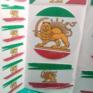 Może przedstawiać: Kolekcja naklejek z motywem flagi Iranu. Naklejki przedstawiają kolory flagi: zielony, biały i czerwony, wraz z emblematem złotego lwa trzymającego miecz. Niektóre naklejki są prostokątne, inne okrągłe.