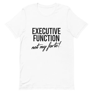 Peut inclure: T-shirt blanc avec un texte noir qui dit "Fonction exécutive pas mon fort !"