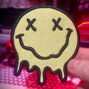 Naszywki haftowane Smiley Buźka 3D Naszywki do naszycia i prasowania Naszywki premium Emoji Urocze naszywki z motywem szczęśliwej buźki na imprezę Rave Idealne na torby Kamizelki Jeansy
