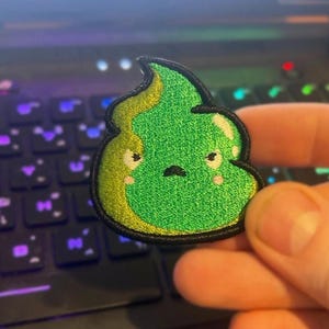 Groene kak 3D-geborduurde patches Opnaaibare opstrijkpatches Premium-patches Uitwerpselen Kak Emoji-patches Grappige patches Geweldig voor tas Vestjeans