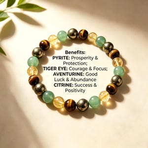 Könnte beinhalten: Ein kreisförmiges Perlenarmband mit abwechselnden runden Steinen in Grün, Metallic-Gold, Braun und durchscheinendem Gelb. Der mittlere Text lautet: Benefits: PYRITE: Prosperity & Protection; TIGER EYE: Courage & Focus; AVENTURINE: Good Luck & Abundance; CITRINE: Success & Positivity.