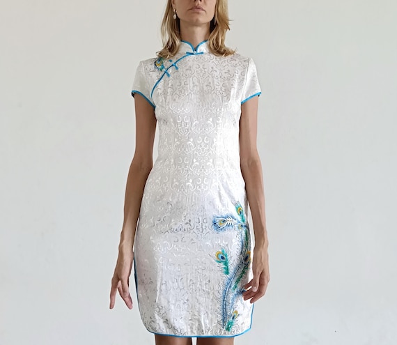 Vintage 90s Y2K Chinese Asian Dress  White Wedding Dress Turquoise PEACOCK Feather Print Painted Mandarin Collar Cheongsam Qipao Size XS/S