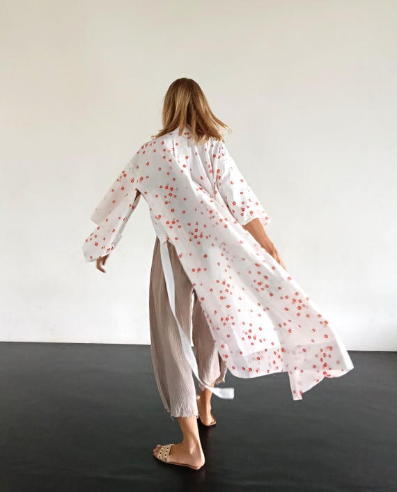 Vintage Japanese Cherry Blossom Kimono Haori Traditional Japanese Kimono Red White Floral Harajuku Girl Kimono Long Maxi Robe Draped Sleeves