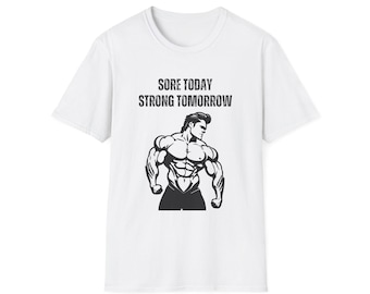 Peut inclure: T-shirt blanc avec l'inscription "Sore Today Strong Tomorrow" surmontant une illustration en noir et blanc d'une personne musclée. Le motif est centré sur le t-shirt.