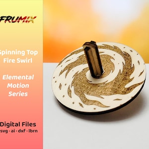 Puede incluir: Trompo de madera con diseño de remolino de fuego. El trompo presenta un pivote central y un cuerpo circular con un patrón de llama cortado con láser. El texto "Spinning Top Fire Swirl" y "Elemental Motion Series" son visibles.